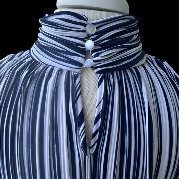 Blue and White Striped Mock Neck Flow Free Sleeveless Blouse Sz Medium - Picture 11 of 13